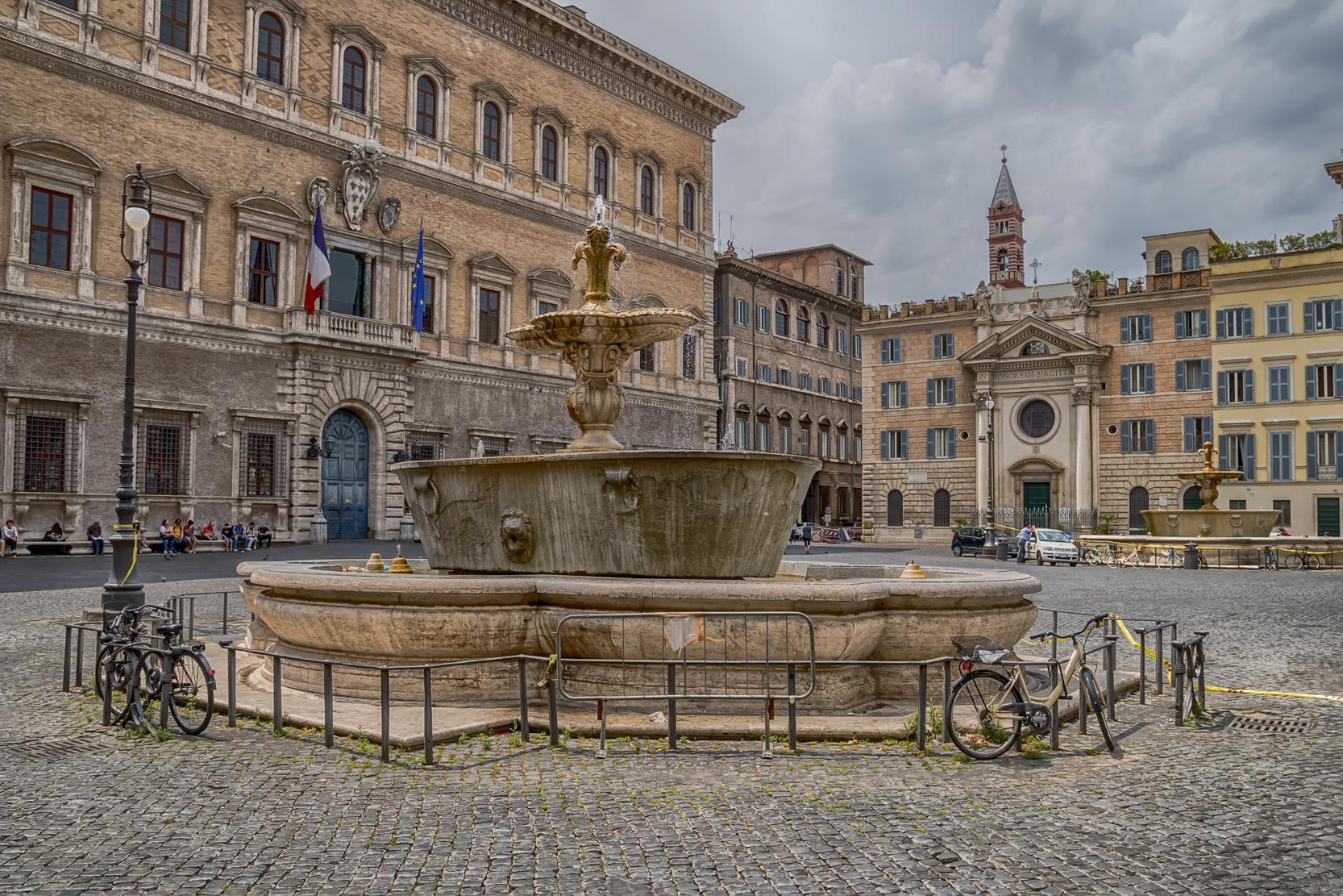 Palais et Place Farnèse à Rome