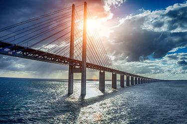 le suggestif Pont de Øresund, suspendu sur la mer.