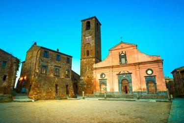 L'Église et la Place de San Donato à Civita de Bagnoregio