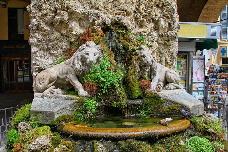 La Fontana dei due Leoni nel centro storico di Teramo