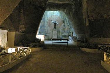 La statue du Monacone dans le Cimetière des Fontanelle de Naples