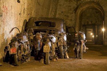 Les véhicules anciens dans la Galerie Borbonica de Naples