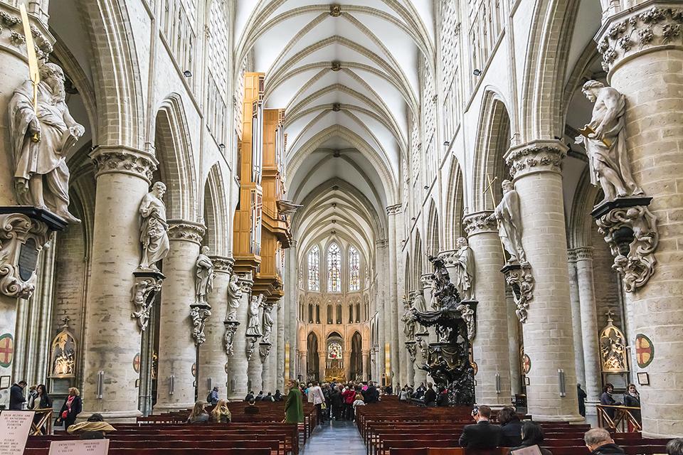 Intérieur de la Cathédrale Saint-Michel et Sainte-Gudule à Bruxelles