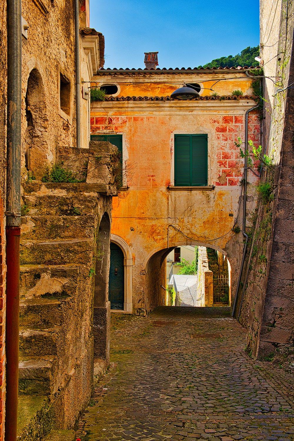 Ruelle avec arc dans le village de Pesche