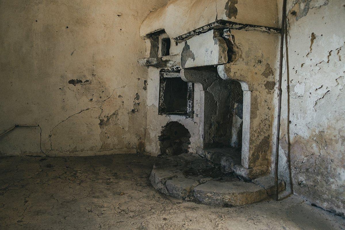Une cheminée dans une maison abandonnée