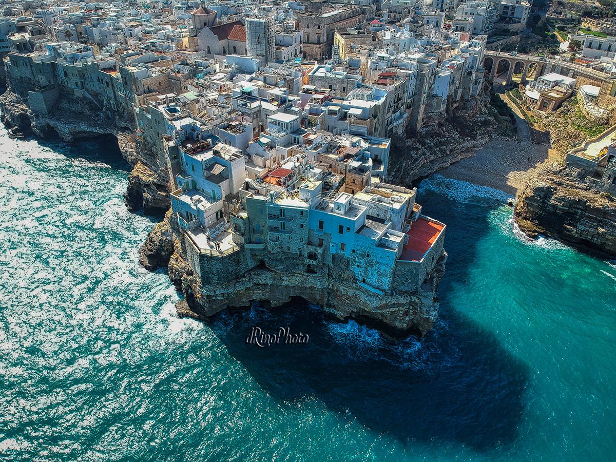 Polignano falaise surplombant la mer © copyright Rino Peluso