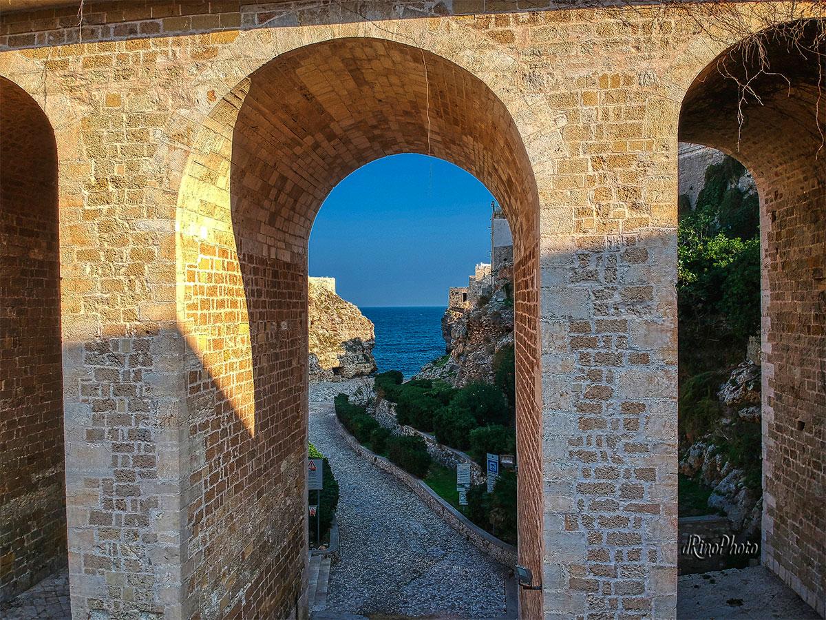 Le Pont Bourbon de Polignano a Mare © copyright Rino Peluso