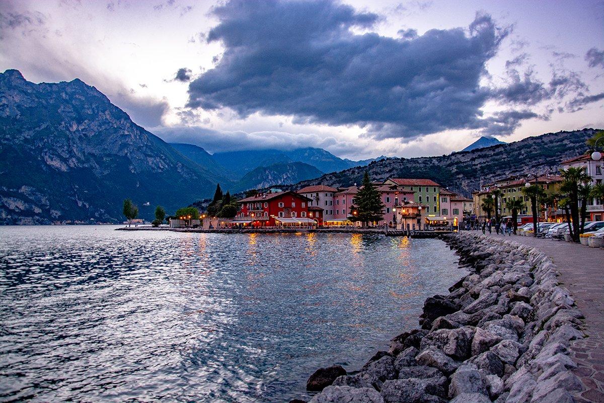Promenade au bord du lac à Torbole sur le Garda