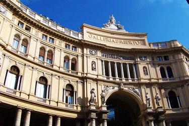 L'entrée principale sur la Via San Carlo