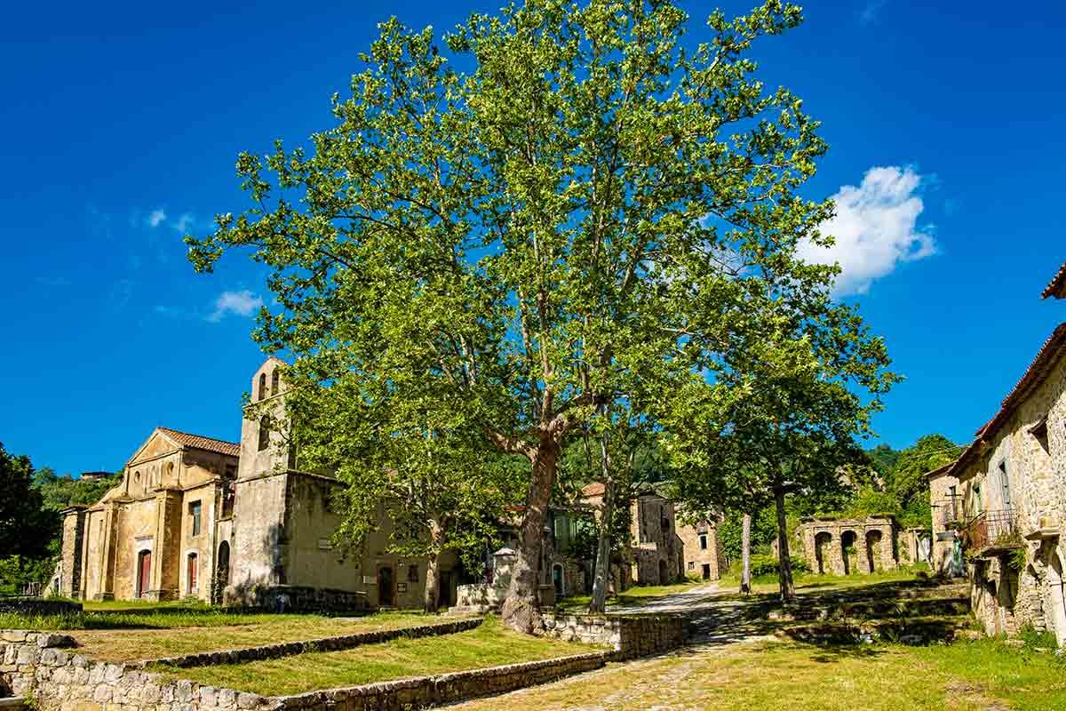 La Place de Roscigno Vecchia
