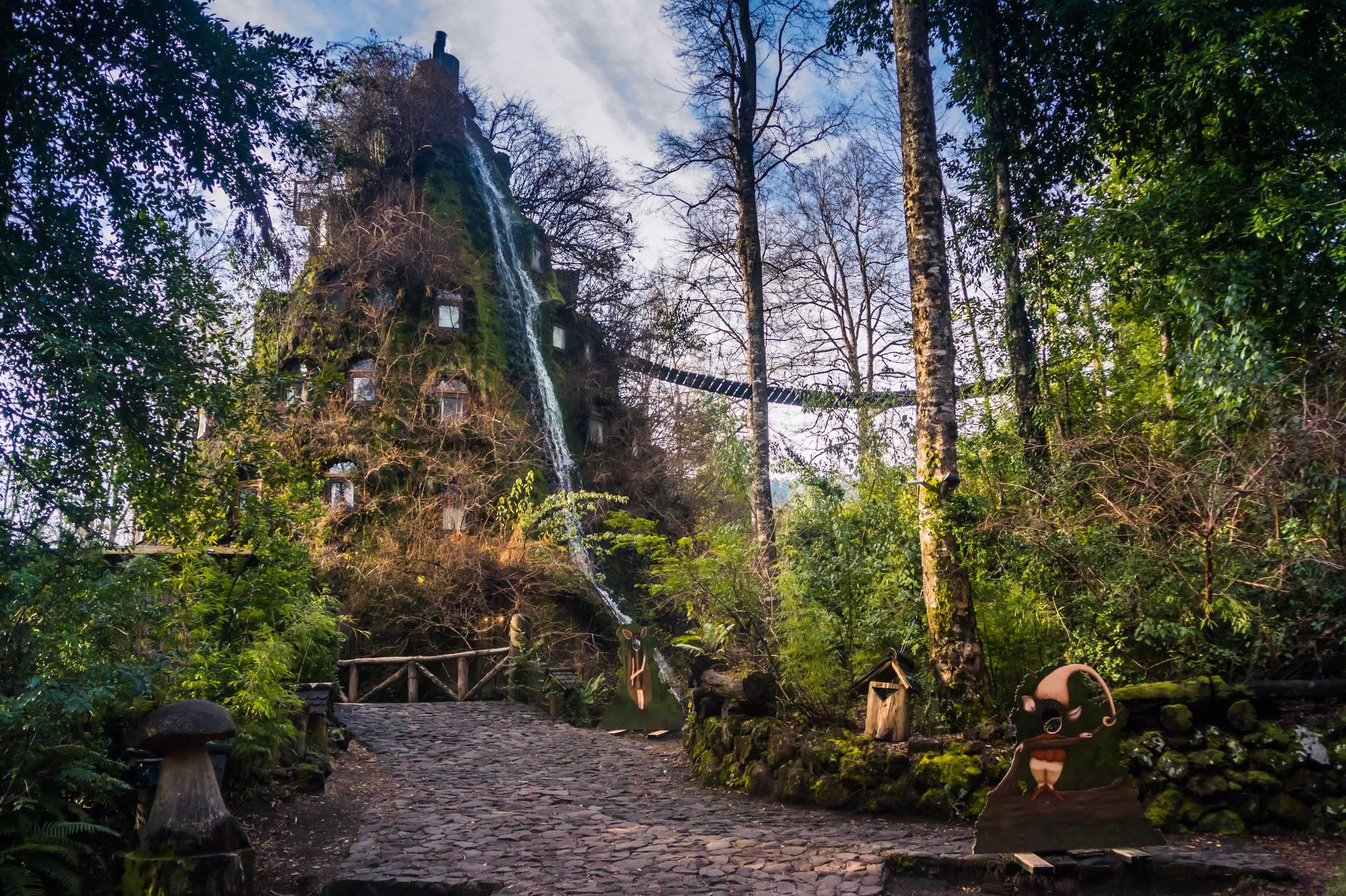 hôtel dans le volcan au milieu de la jungle chili