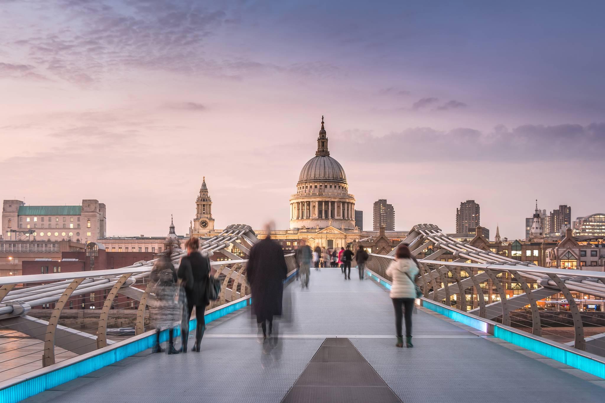 millennium bridge avec vue sur la cathédrale saint paul au coucher de soleil