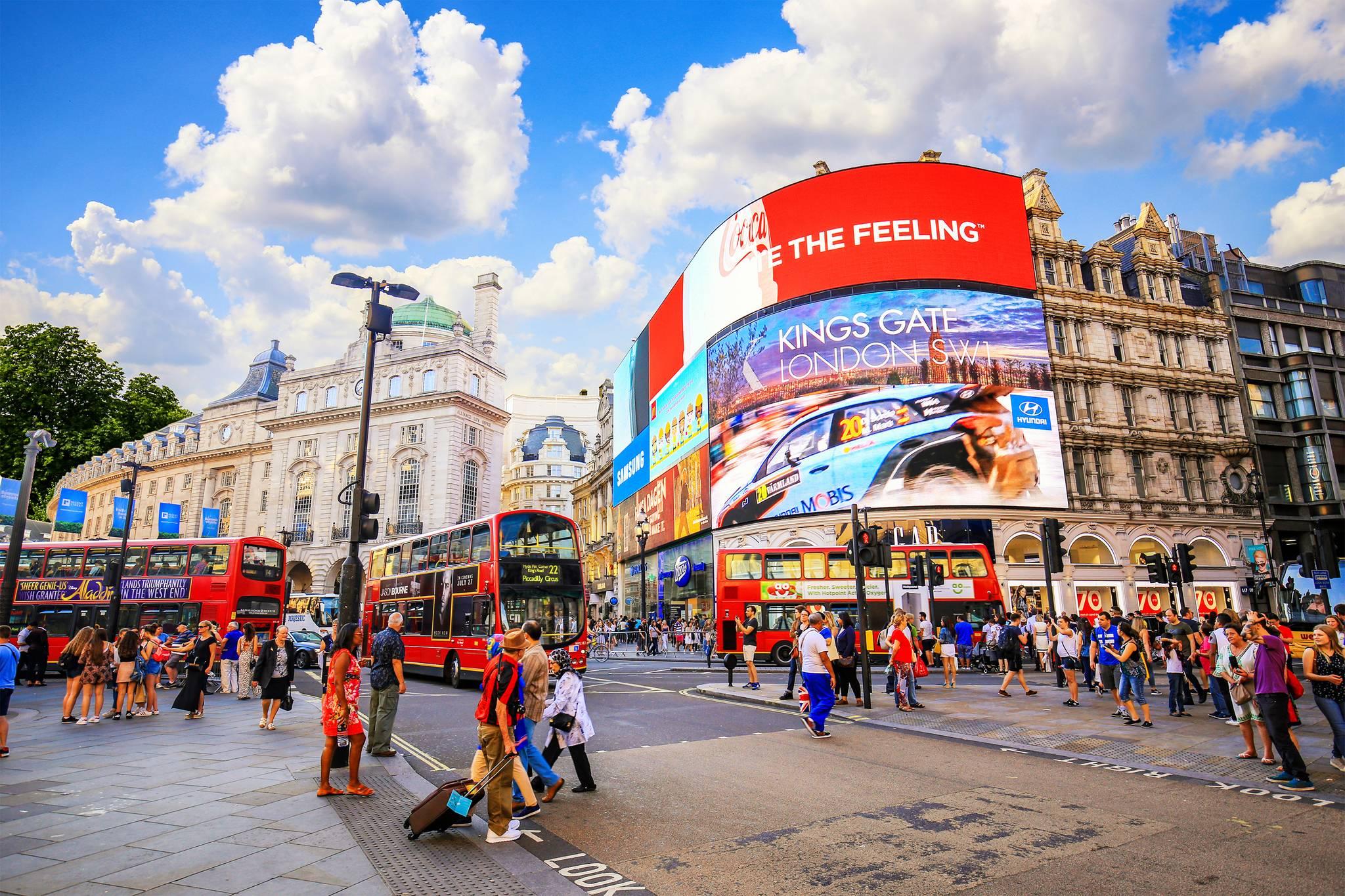 piccadilly circus avec un bus rouge à deux étages