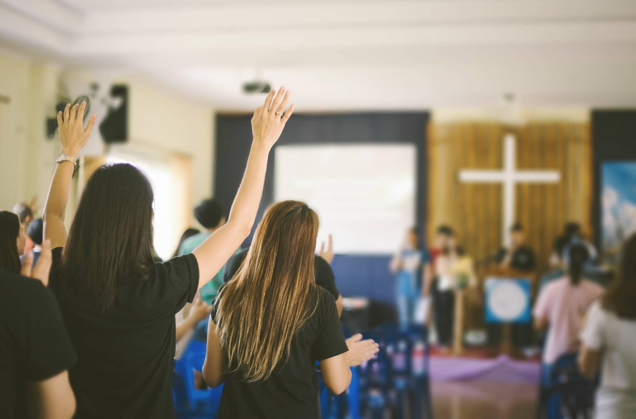 femmes prient dans une église catholique