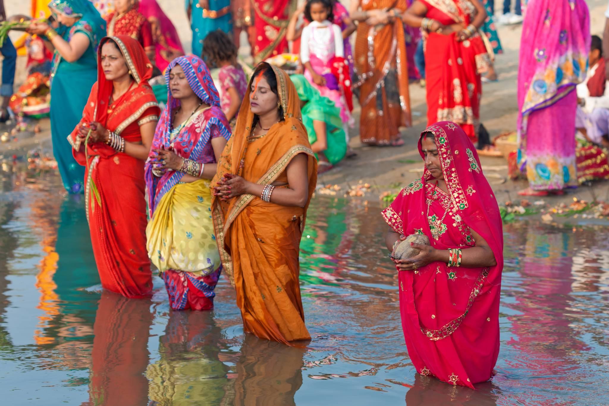 femmes hindoues prient dans le fleuve Gange