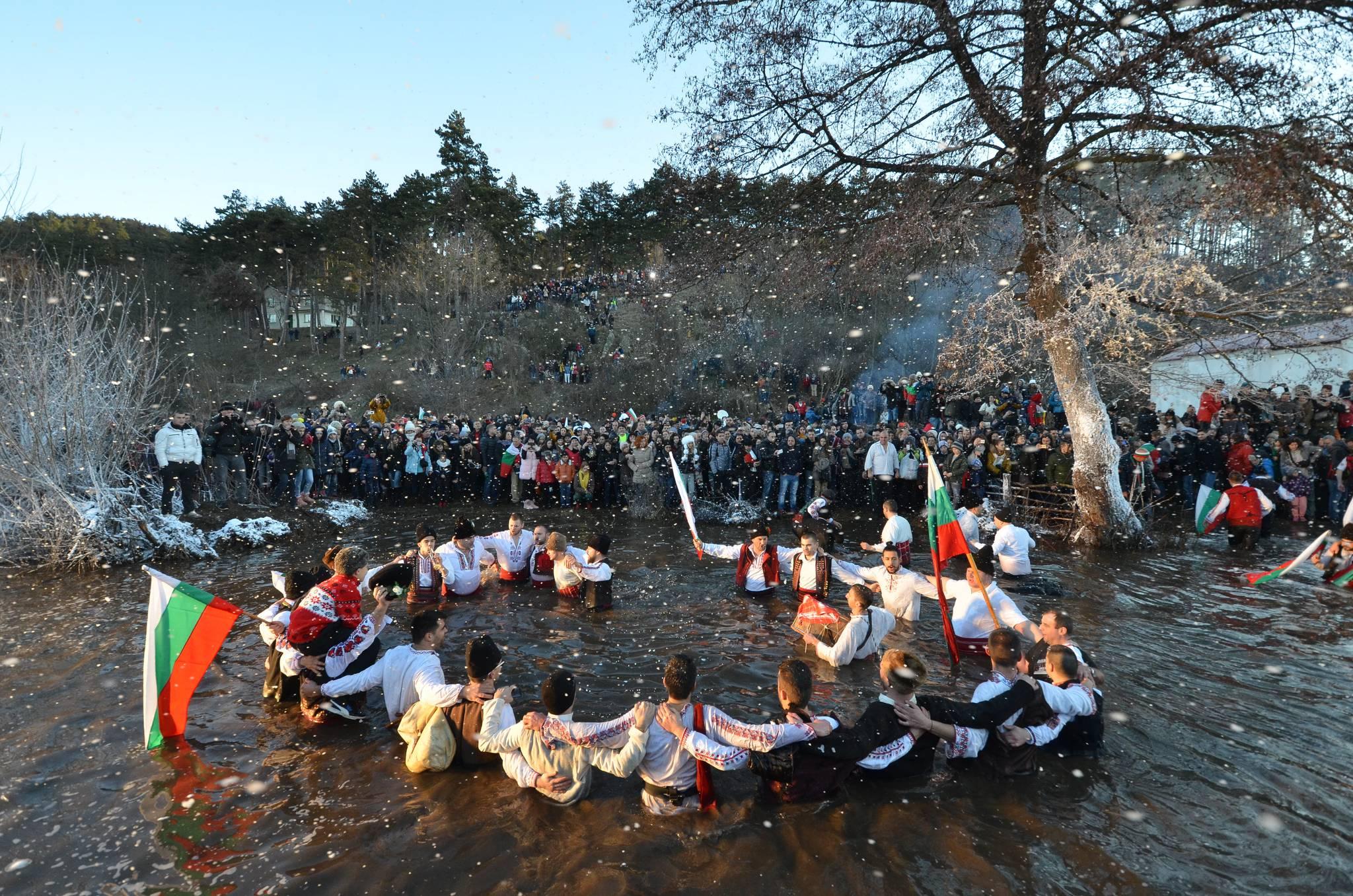 personnes sur le lac gelé épiphanie en bulgarie