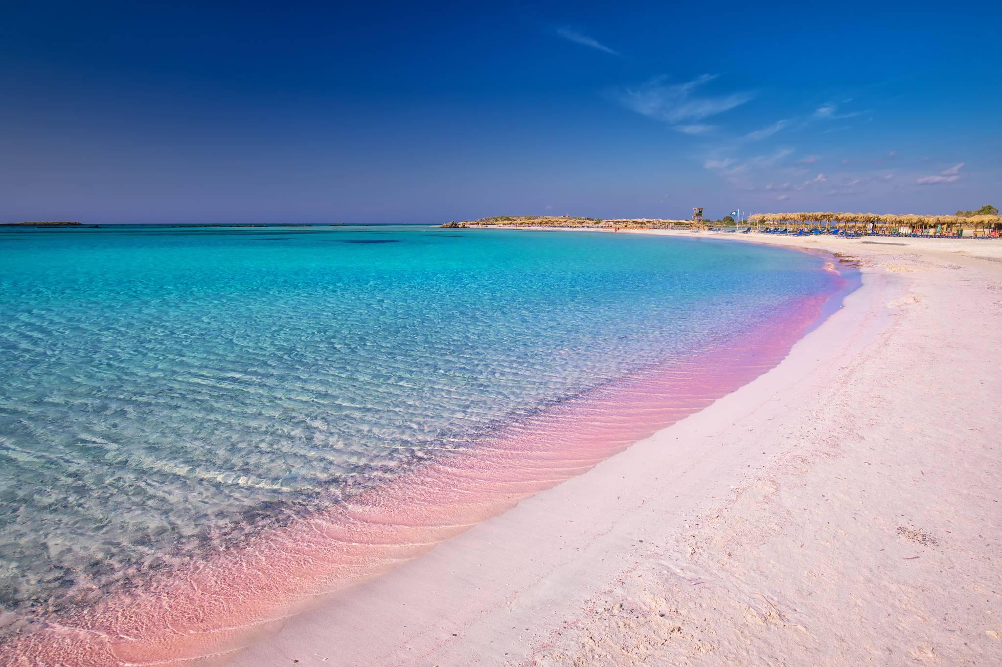 plage rose en grèce