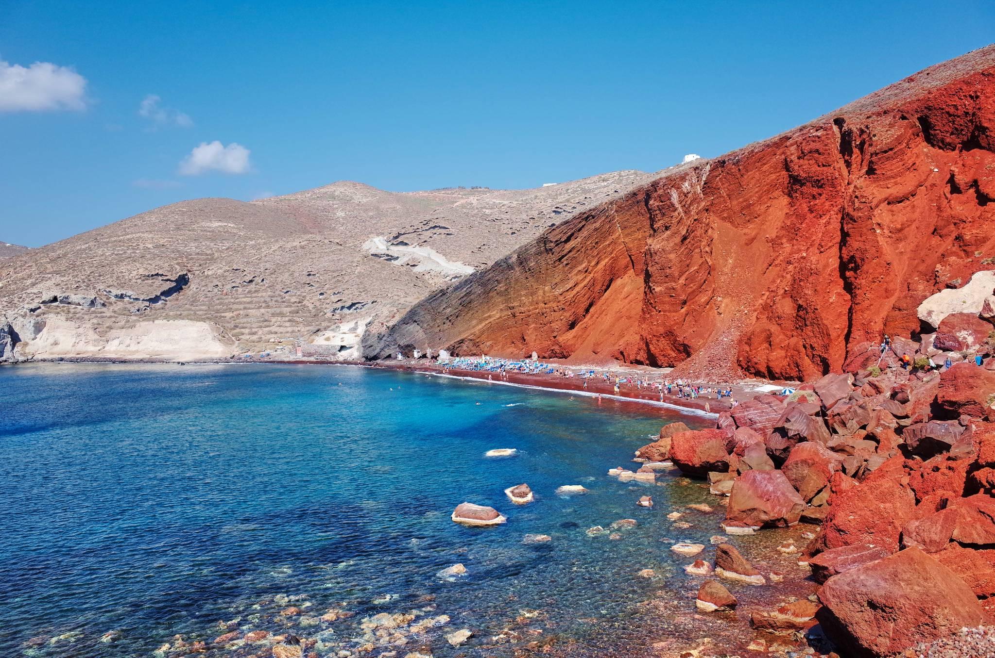 plage rouge à santorin