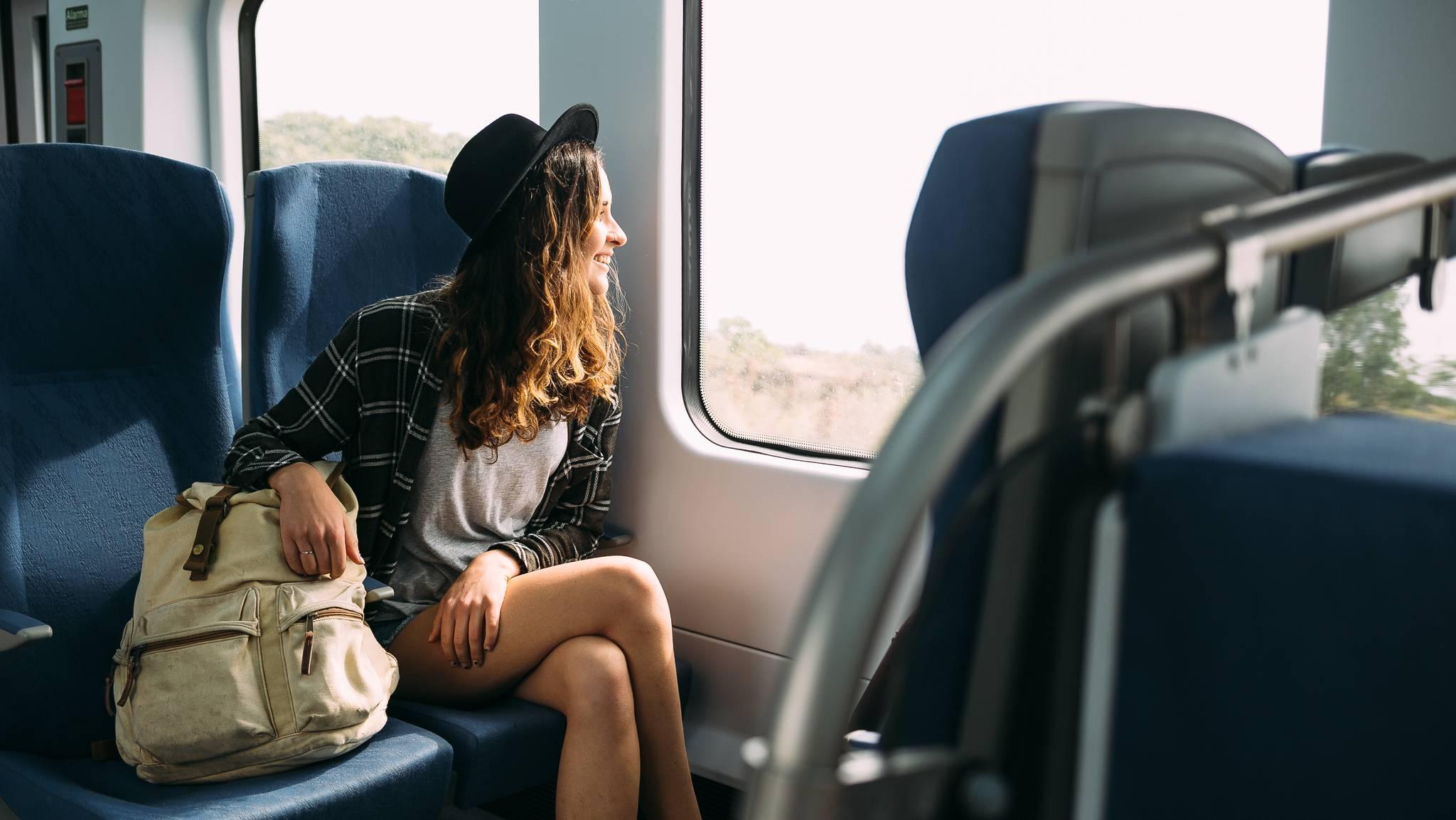fille qui voyage en train regarde par la fenêtre