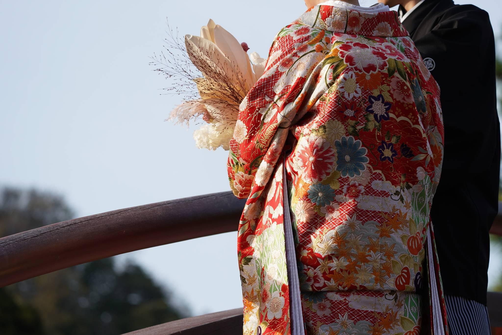 femme chinoise vêtue de rouge avec des fleurs