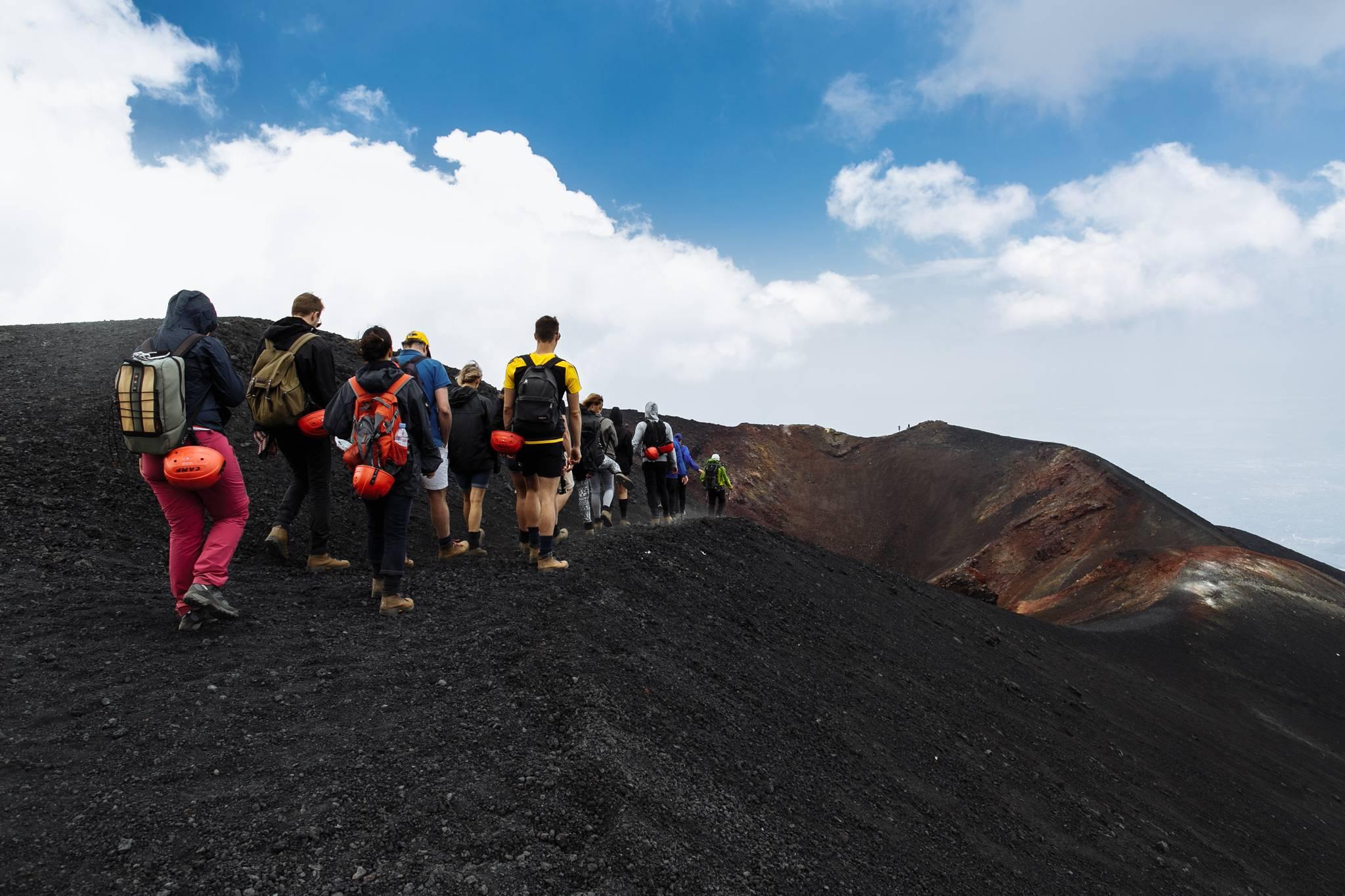 personnes trekking volcan etna