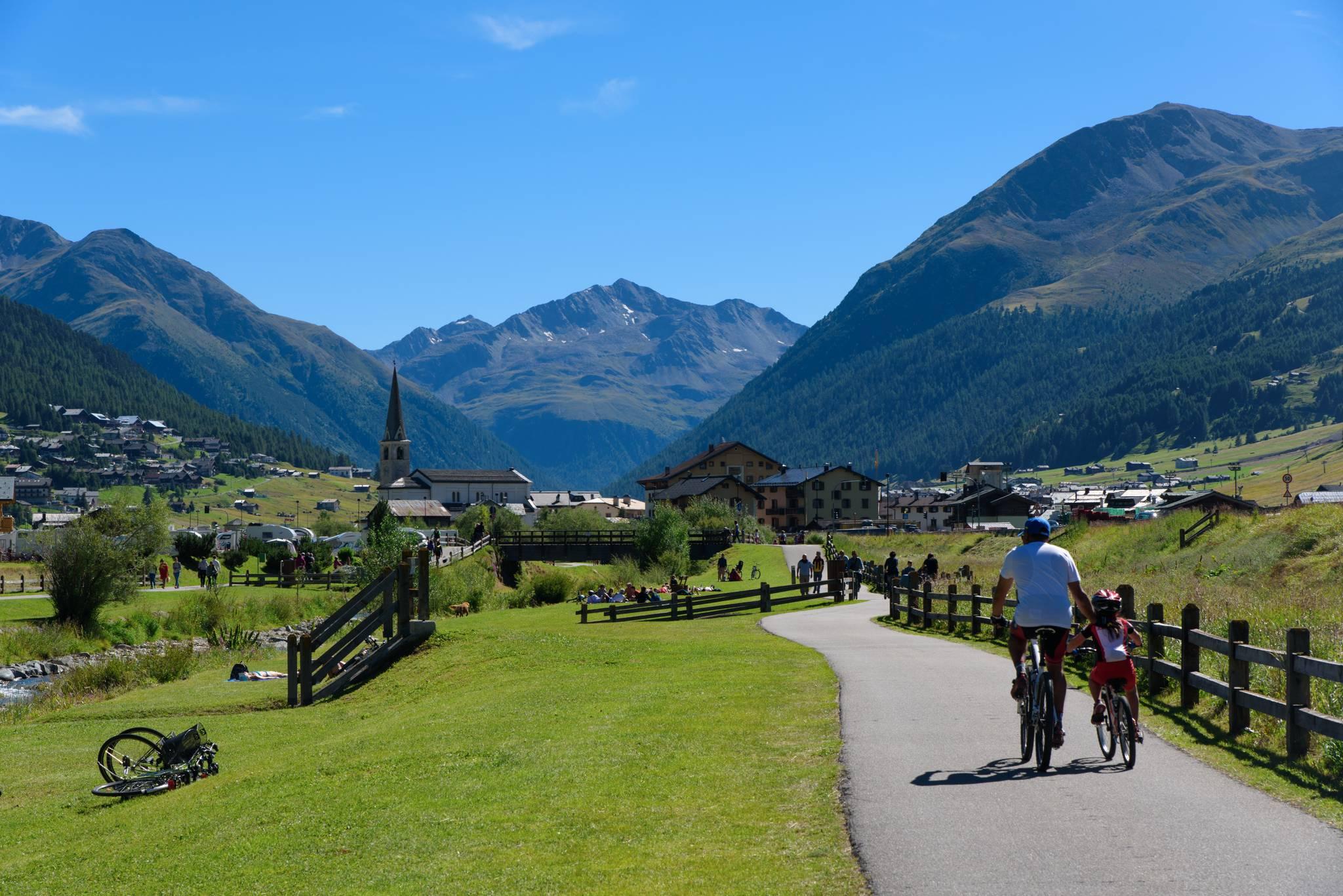 livigno été père et enfant à vélo