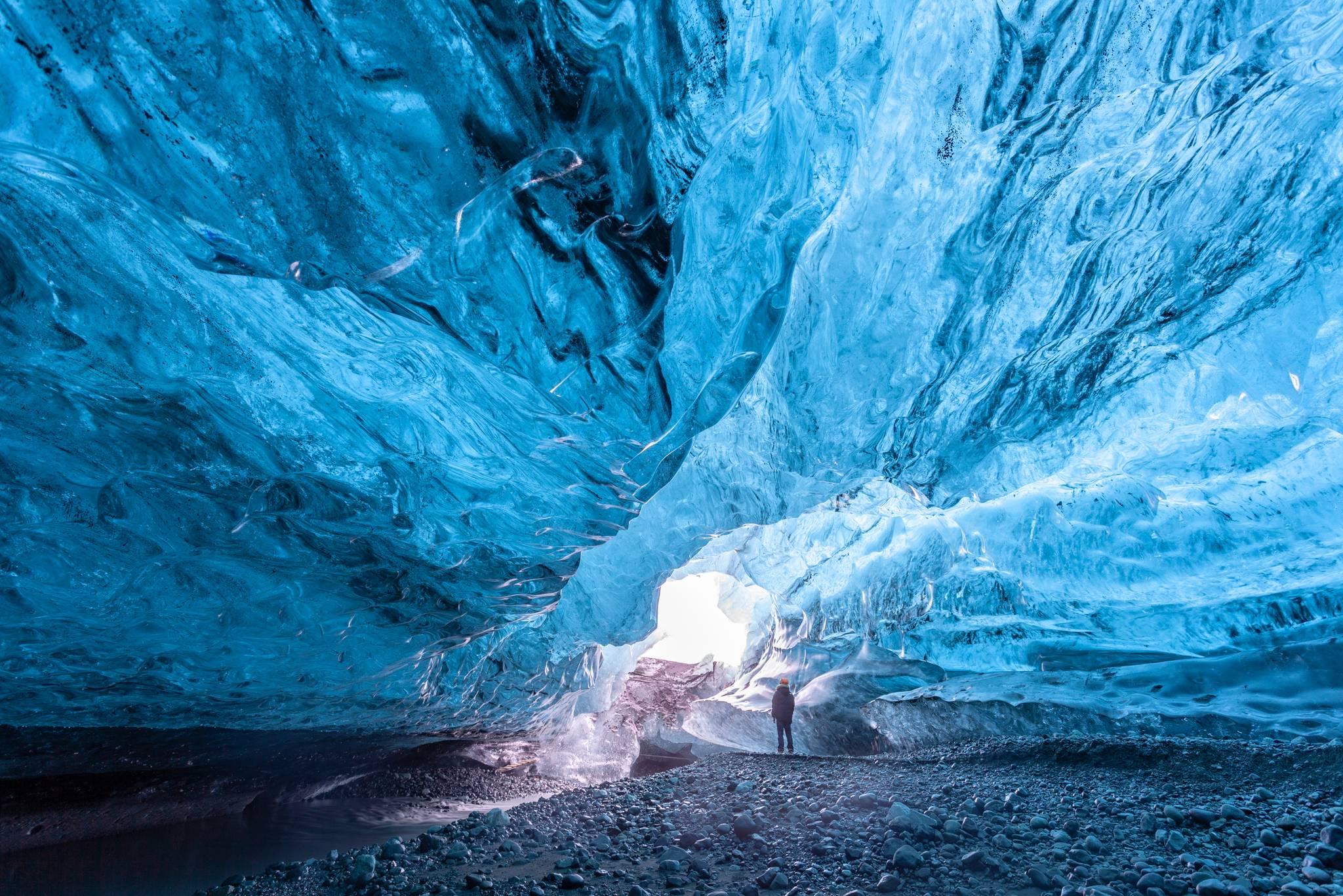 personne dans la grotte de glace du glacier vatnajokull