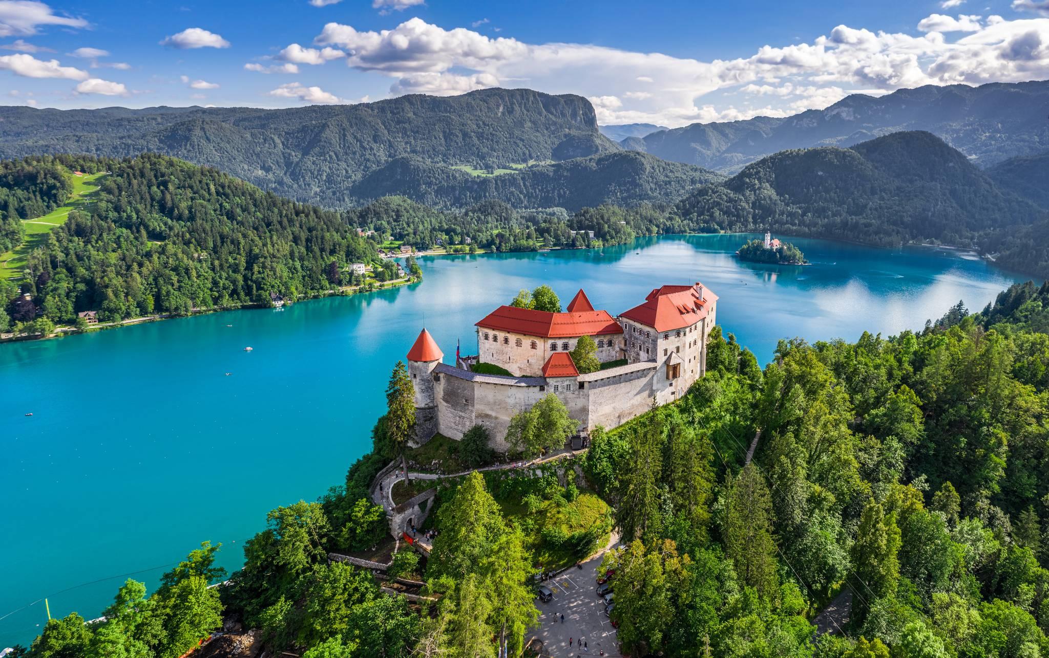 château au lac de Bled entre les montagnes