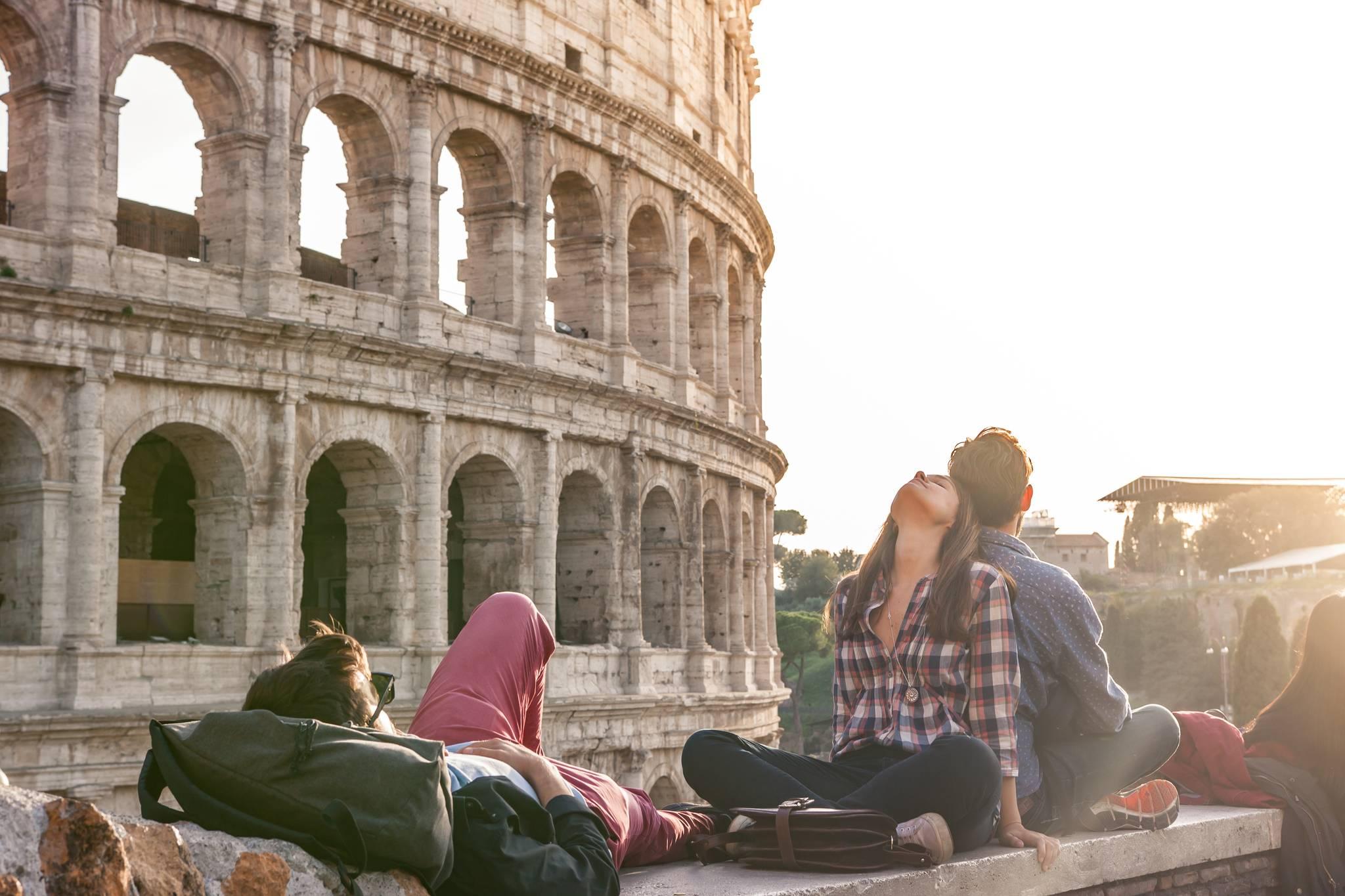 groupe d'amis à rome colisée