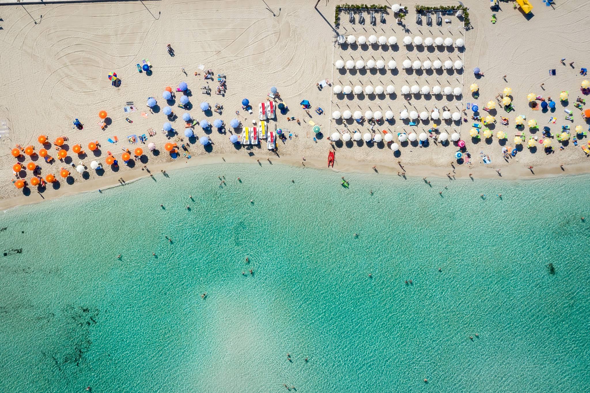 parasol sur la plage de san vito lo capo