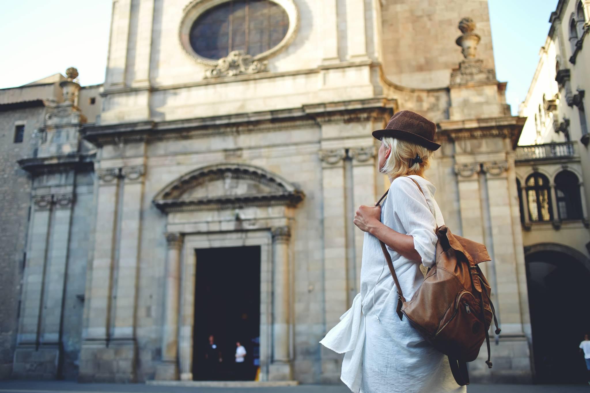 fille avec un sac à dos