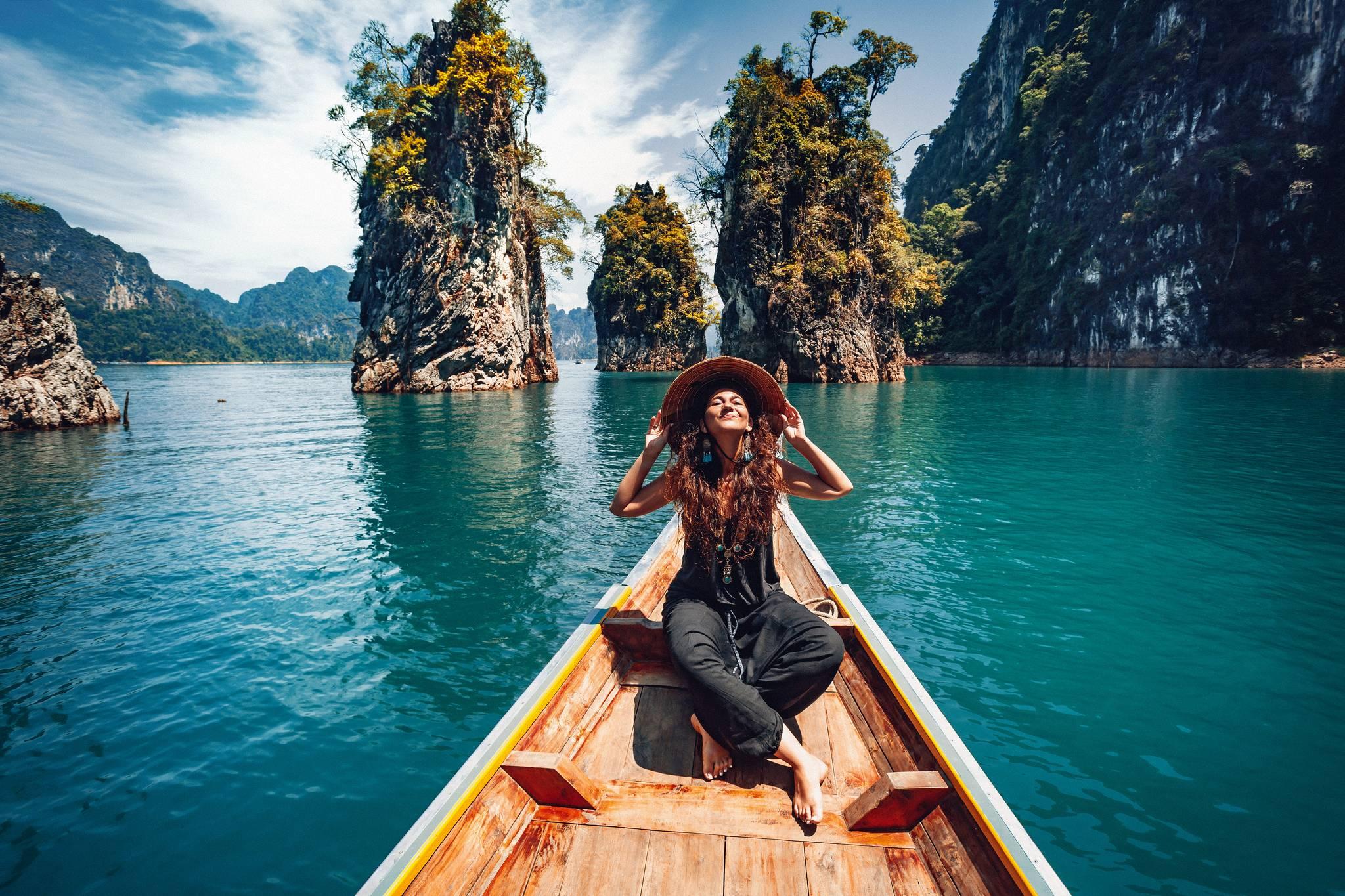 femme avec chapeau sur bateau roches cheow lan thailande