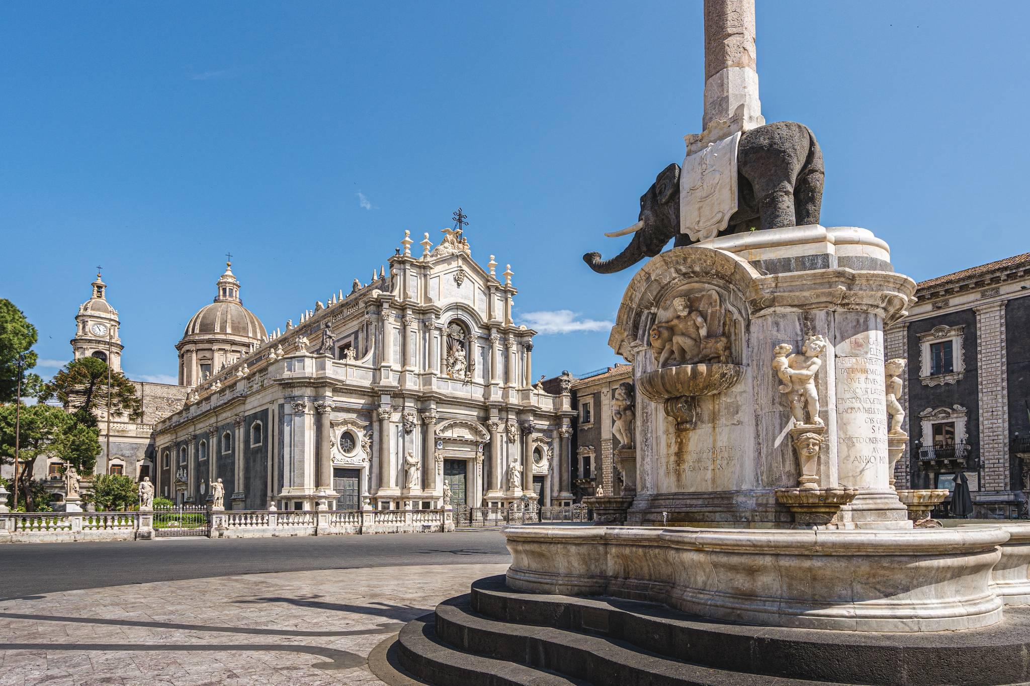 piazza duomo avec statue d'éléphant catania