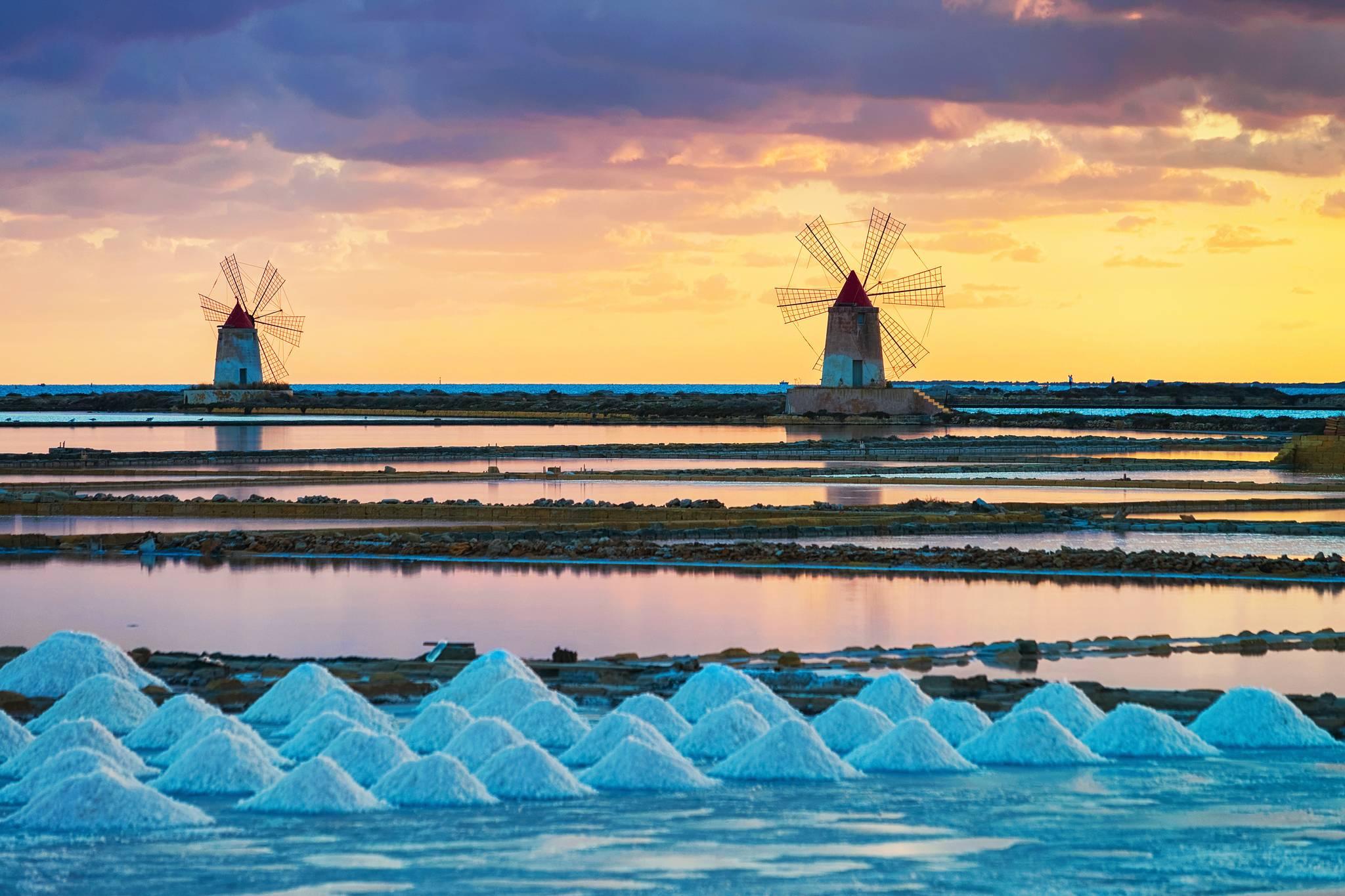 salines de marsala au coucher du soleil