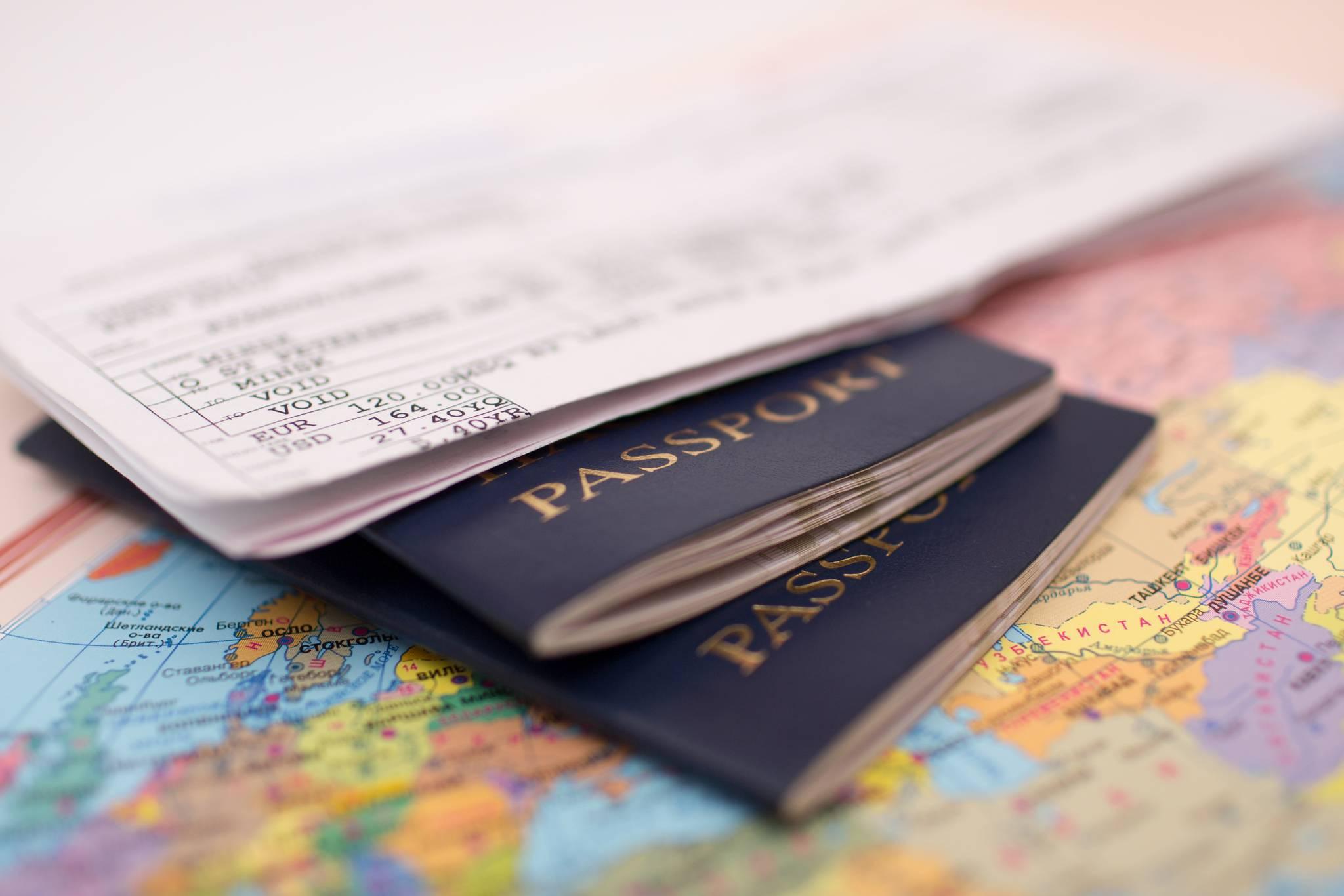 des passeports au-dessus d'une carte du monde