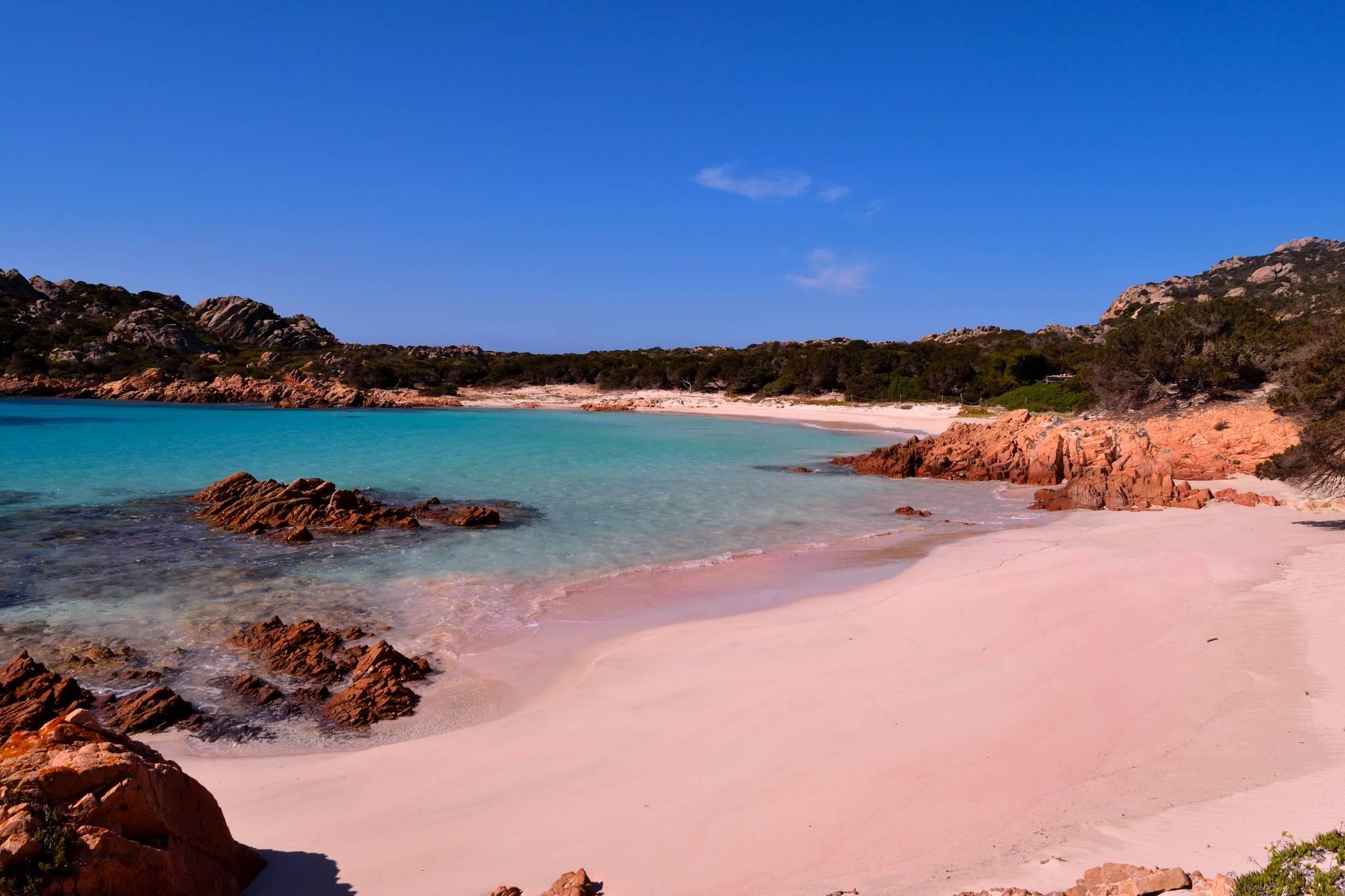 plage rose de budelli
