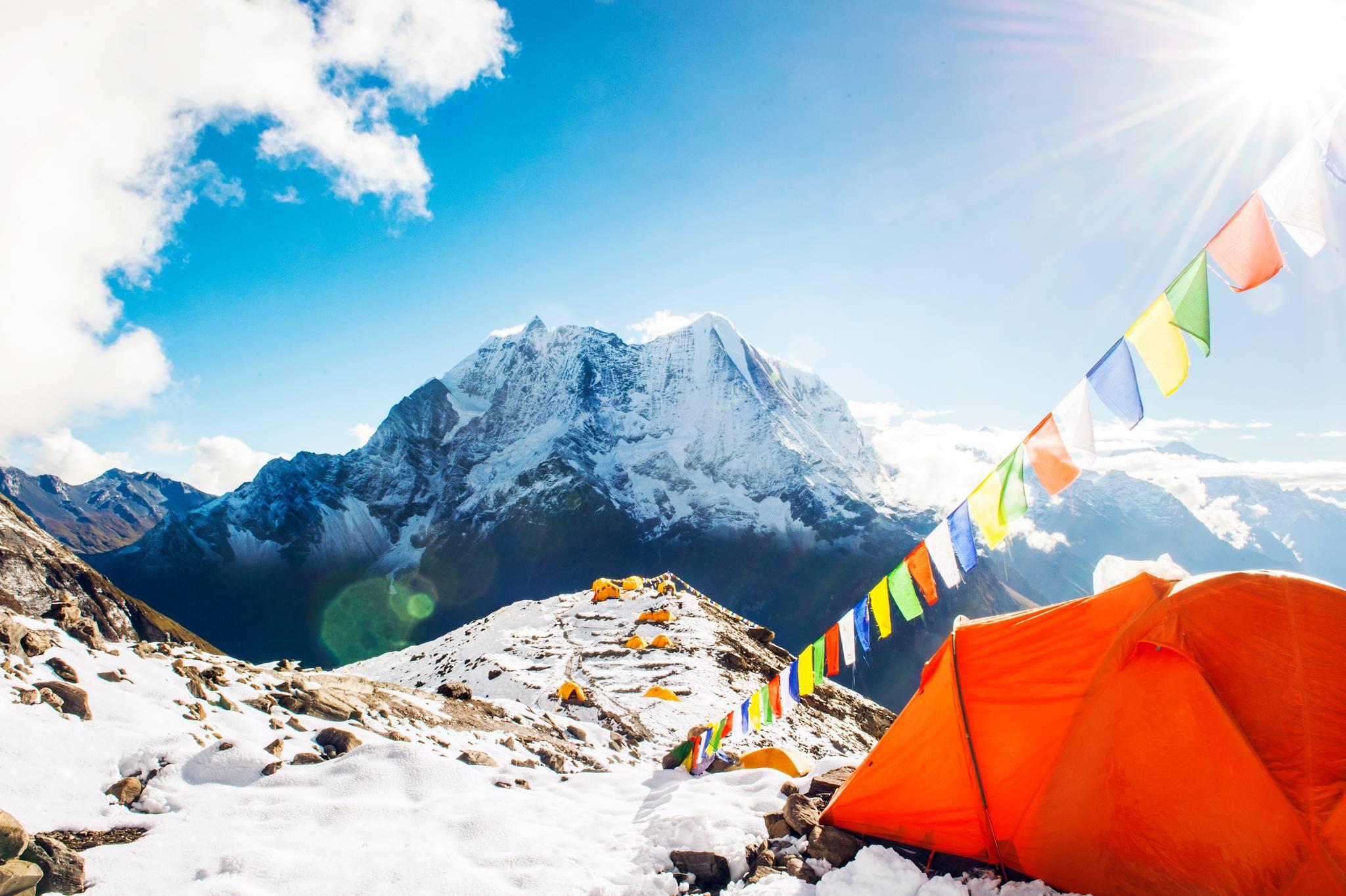 tente au camp de base d'Everest enneigé