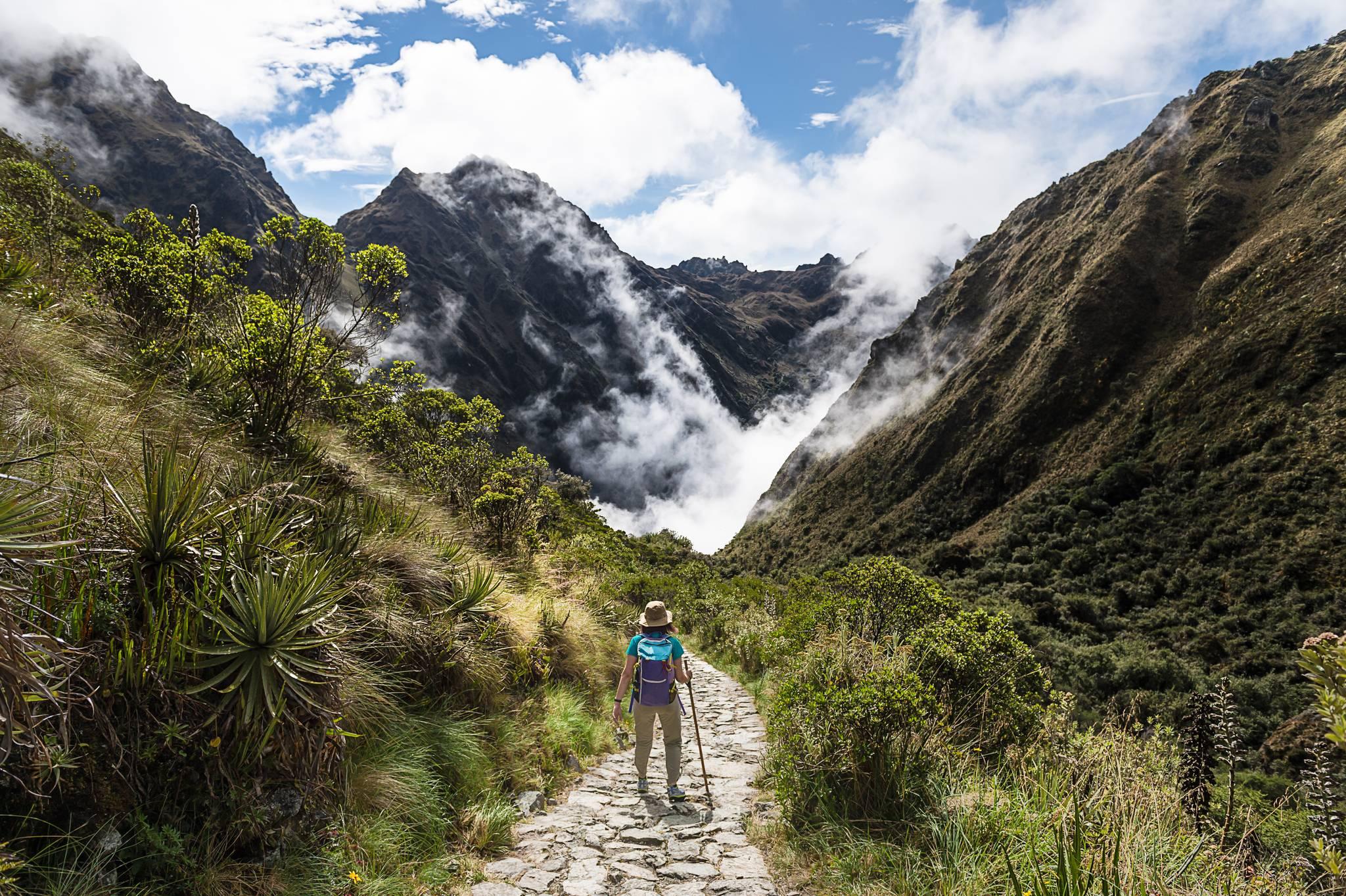 femme sur le chemin de l'Inca au Pérou