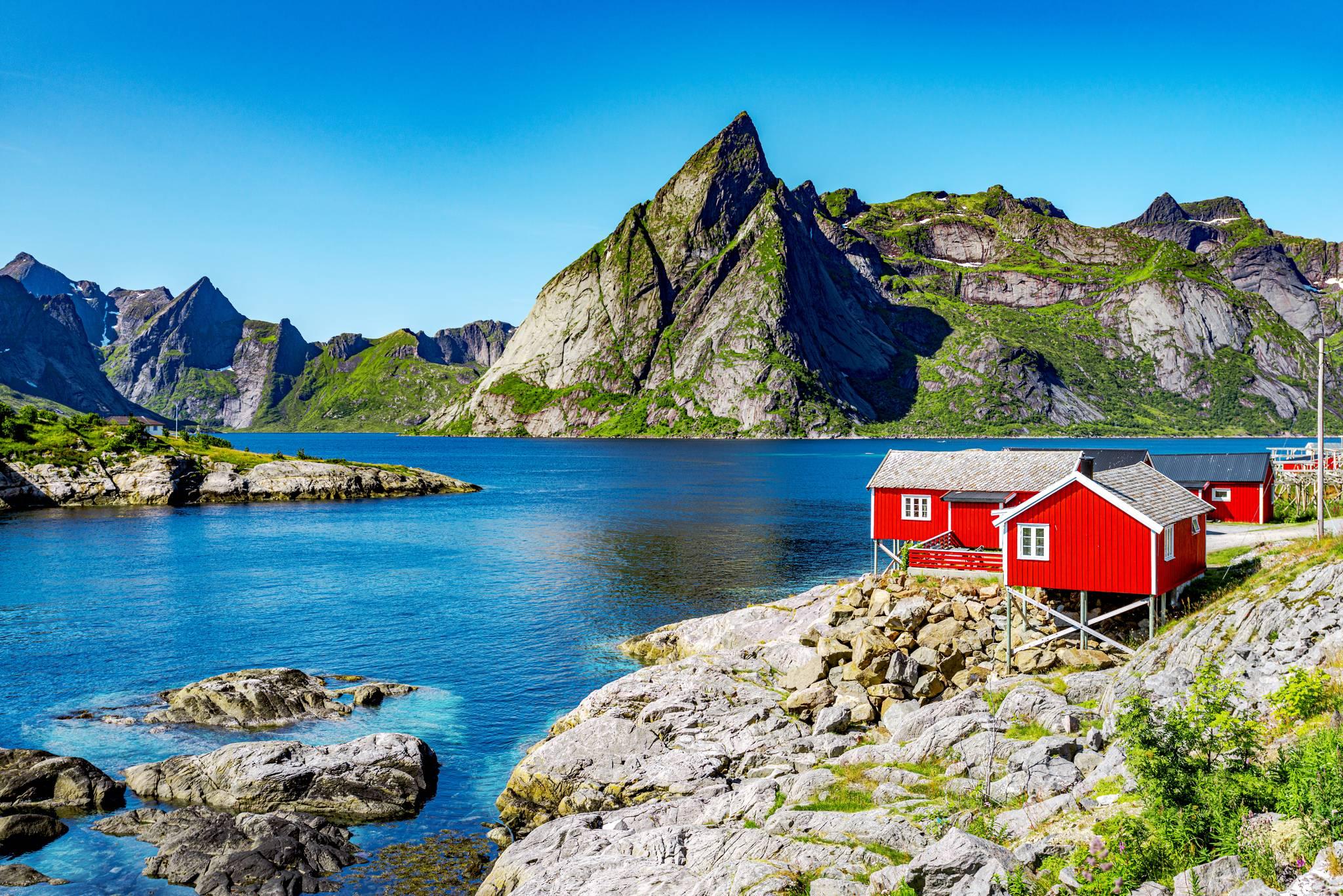 été îles lofoten maisons rouges en bois