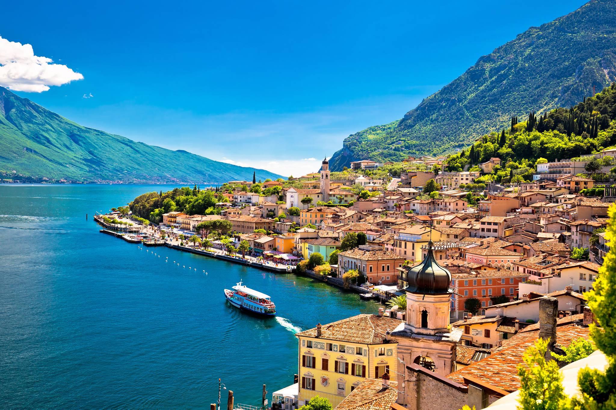 village avec maisons colorées sur le lac de garde italie