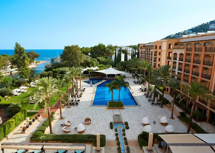 Descubre los mejores hoteles en Santa Eulalia Ibiza para tu estancia en la ciudad.
