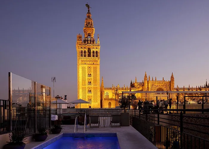Hoteles en Sevilla con piscinas abiertas al público: Una opción refrescante para tu estadía