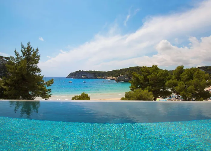 Hoteles en la Playa de Son Bou, Menorca: Encuentra tu Estancia Perfecta